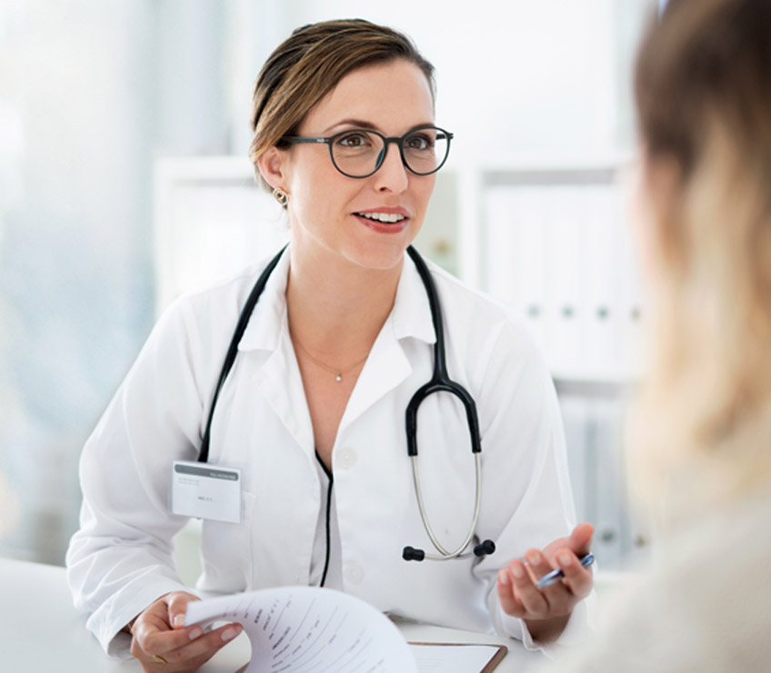 Female-veins-specialist-in-Las-Vegas-having-a-conversation-with-a-patient