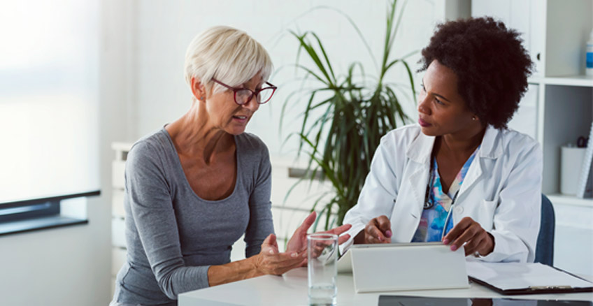 Patient-and-doctor-discussing-varicose-vein-treatment-in-Las-Vegas