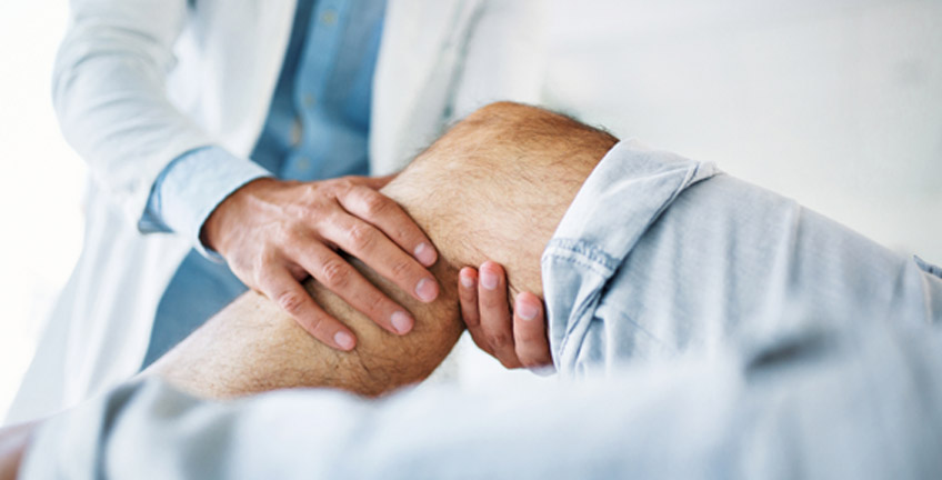Physician-examining-male-patient’s-leg-at-a-varicose-veins-clinic-in-Las-Vegas